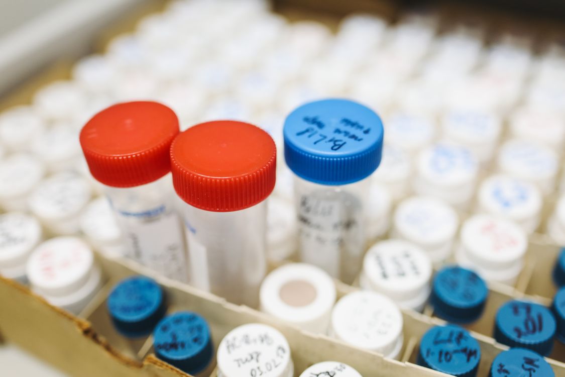 Tubos de ensaio em laboratório de pesquisa científica sobre BPC-157