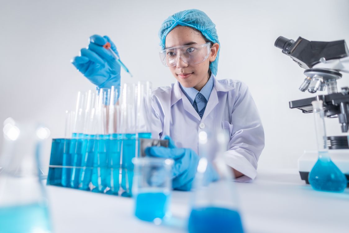 Cientista com tubos de ensaio estudando estrutura de peptídeos