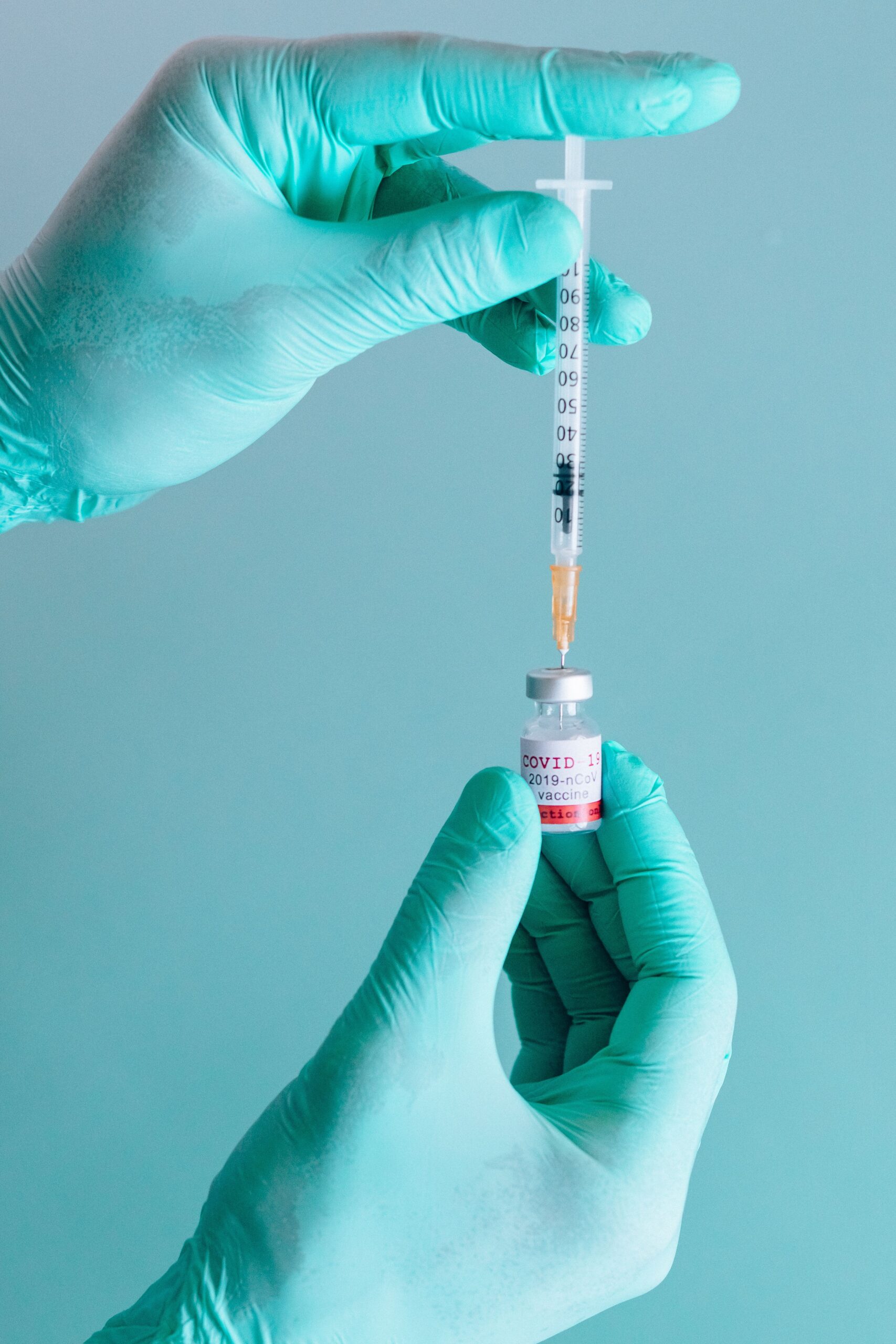 Seringa e frasco de medicamento ilustrando conversão de mg para UI